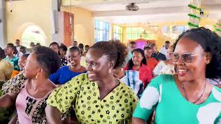 Mt. Kizito Makuburi - Nyota Ya Mashariki Live Performance