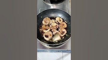 Chế biến cá lóc kho tiêu với rau luộc.