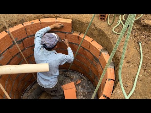 Dia de obra pesada: abrindo a fossa e revestindo tudo