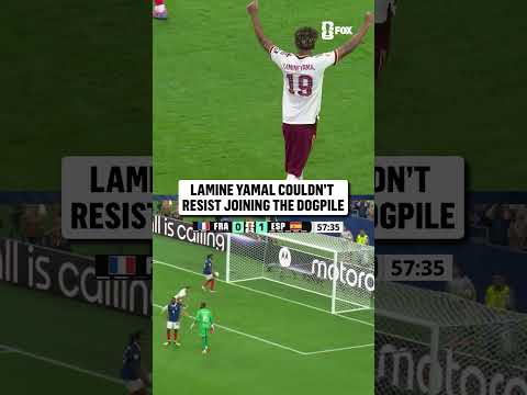 Lamine Yamal joined the entire Spain bench in celebrating Porro's goal 🇪🇸