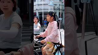 em gái vừa đạp xe vừa tắm nước đá.