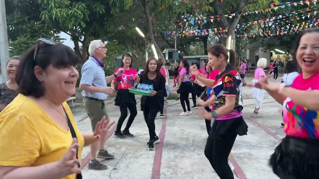 24/02/2569 welcome นักท่องเที่ยวชาวอเมริกันร่วมรำวงที่ลานรำวงย้อนยุคอุทยานสวรรค์นครสวรรค์