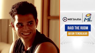 Aditya Tare pays Arjun Tendulkar a surprise visit | तरे ने चेक किया अर्जुन का रूम | IPL 2021