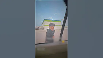 أصدقاء كريستيانو جونيور يهربون عليه بالسيارة 