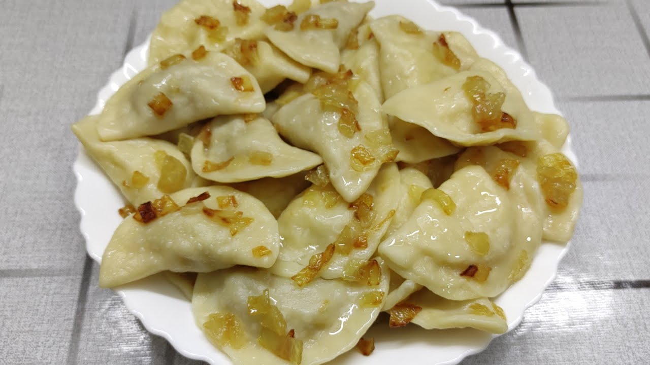 Готую варенники з картоплею і кислою капустою , які можна заморозити і відварити на ,,Свят вечір