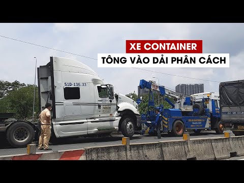 Video Xe container tông dải phân cách, Quốc lộ 1 ùn tắc... - youtube