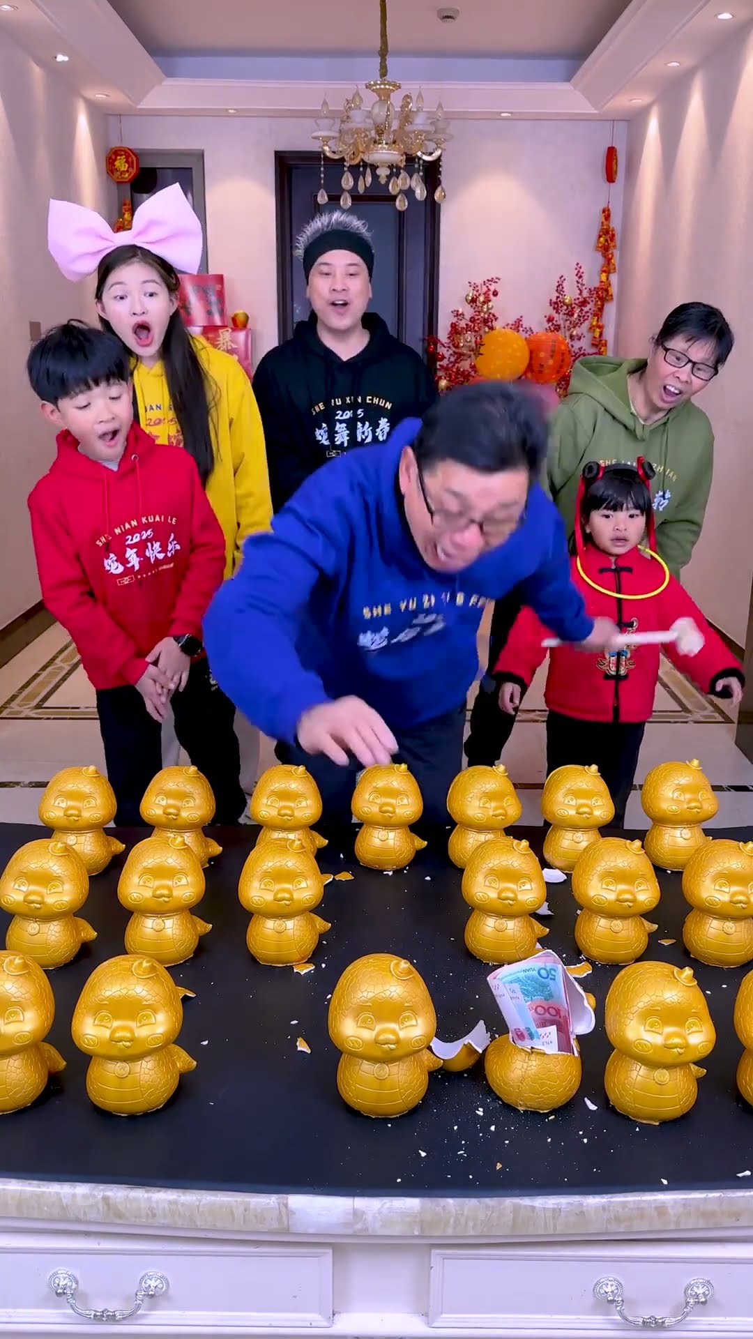 New Year's Family Game! Snake Egg Smashing Challenge#Funnyfamily#Partygames