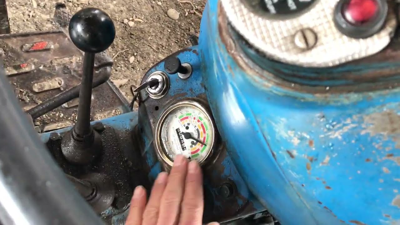 Fordson - Dexta cold start at winter