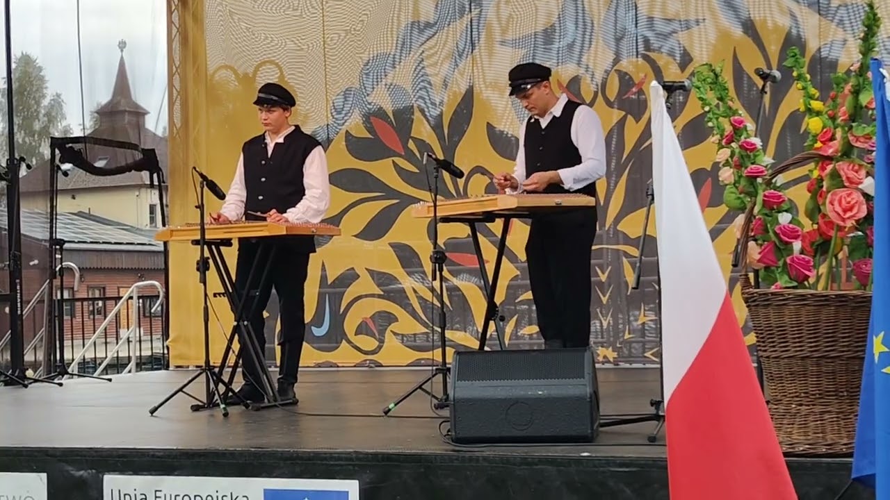 Cymbaliści Jakub Karpuk i Filip Stępkowski na Międzynarodowym Jarmarku Folkloru w 2026 r.