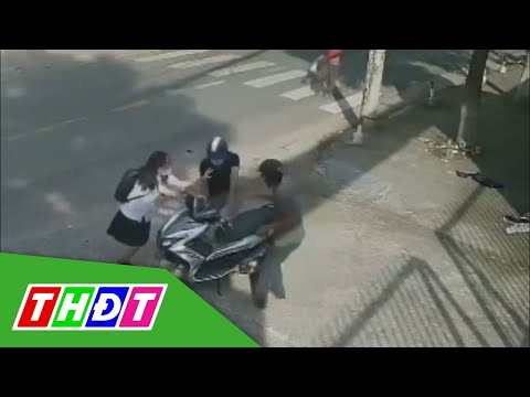 Video Cướp vật ngã nữ sinh, giật điện thoại ngay cổng trường... - youtube