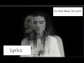 Ze Huilt Maar Ze Lacht - Maan | Lyrics