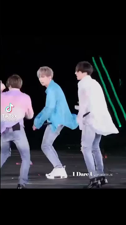 BTS saling membantu di atas panggung