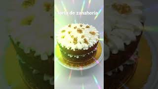 tarta de zanahoria con frutos secos y decorado con crema de queso