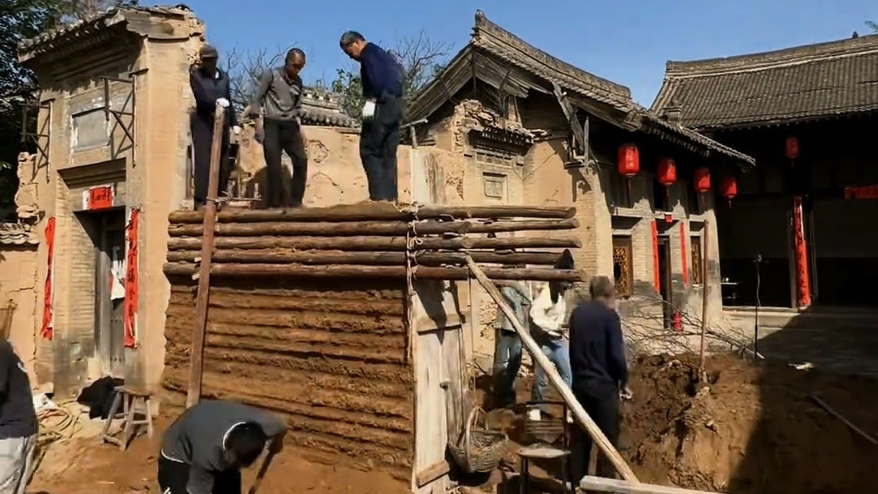 Skilled workers renovate a hundred-year-old house left by their ancestors
