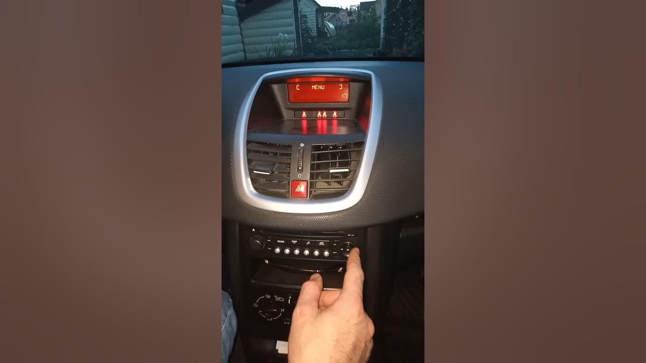 Настройка часов и даты на Пежо 207. Setting the time and date on the