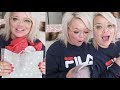 OPENING MY FIRST CHRISTMAS PRESENT! VLOGMAS DAY 6