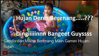 Berenang Saat Hujan, Gendis Dan Mikha Main Games Di Kolam Renang Kecil