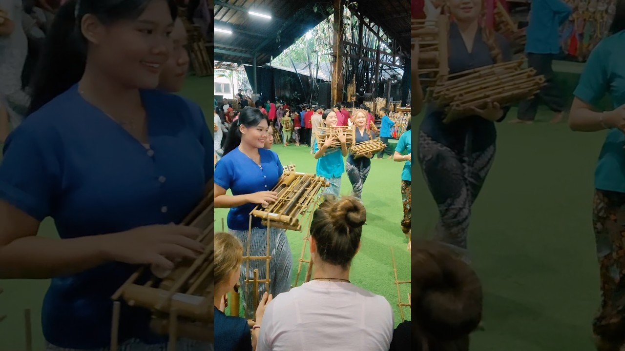Gadis-Gadis Membagikan Angklung Udjo, Para Penonton Siap Ikut Main!