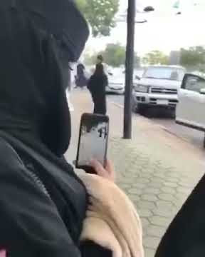 شاب وفتاة يرقصون في شارع الفن بأبها