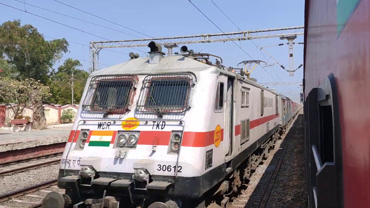 Rajdhani overtakes Duronto - Indian Railways