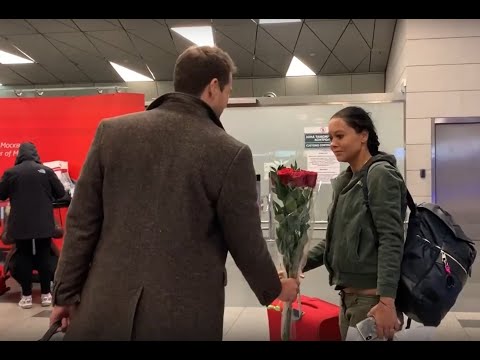 Реакция Девушек, Когда Им Внезапно Дарят Цветы В Аэропорту