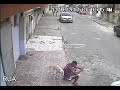 Cachorro faz xixi em homem.