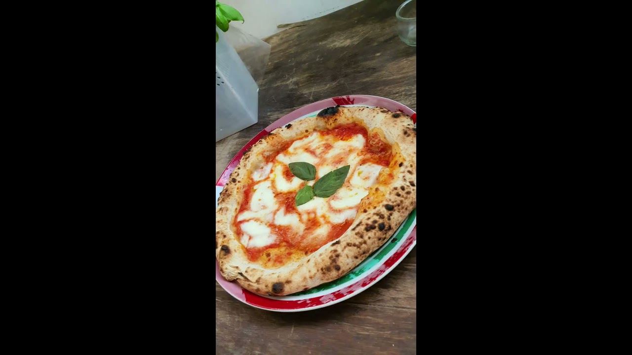 PIZZA NAPOLETANA FORNO GAS SURRIENTO BISCOTTO SICILIANO!! - YouTube