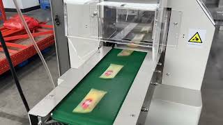 3 pcs cracker flow packaging machine with biscuit feeder