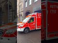 1-RTW-04 der HFuRW Düsseldorf mit SoRe auf Einsatzfahrt