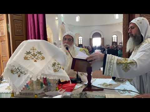 الأنبا دوماديوس يصلى من عمق قلبه لإستعطاف مراحم الله والشعب يصرخ قائلا إرحمنا يا الله ثم إرحمنا