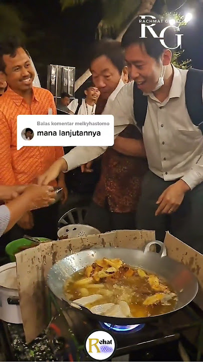Bapak Jepang Takjub! Ibu Ini Goreng PisanG Pakai Tangan Langsung! #shorts  #reaksibule #videoviral