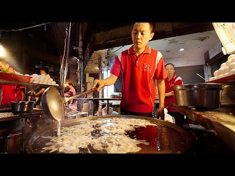 The BIGGEST Oyster Omelette | STREET FOOD IN TAIWAN - Night Market Street Food Tour in Taiwan