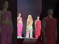 Karol g mira a fan fijamente en concierto 😳