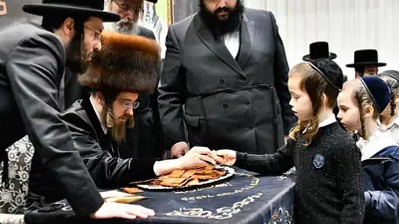 מפגן של חינוך וטהרה. כבו"ק האדמו'ר מסאדיגורה במעמד חלוקת "אחנוכה געלט" לילדי החסידות (צילום שוקי לרר