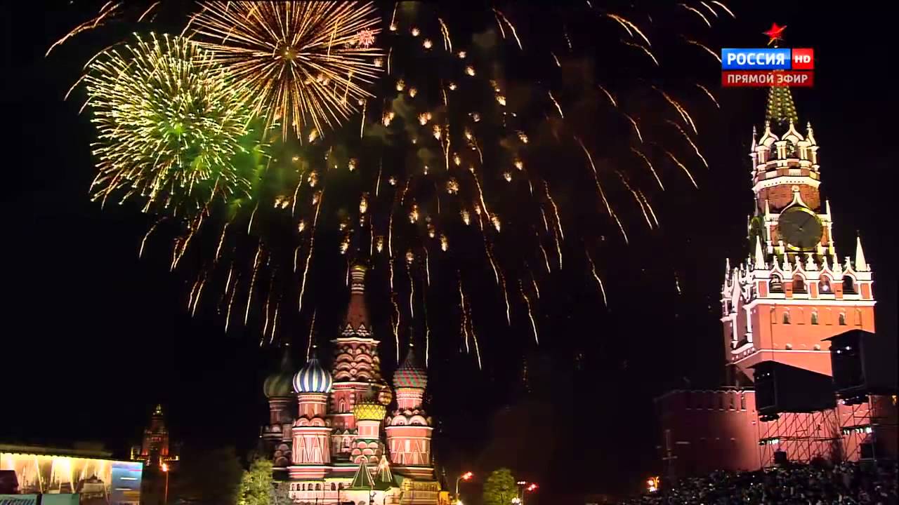 Праздничный салют на красной площади Праздничный салют на красной площади