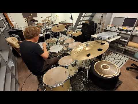 Drumming along the soul in 'Still such a thing' by Gladys Knight and The Pips
