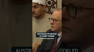 Australian PM Anthony Albanese was booed and heckled inside a Sydney mosque 😳