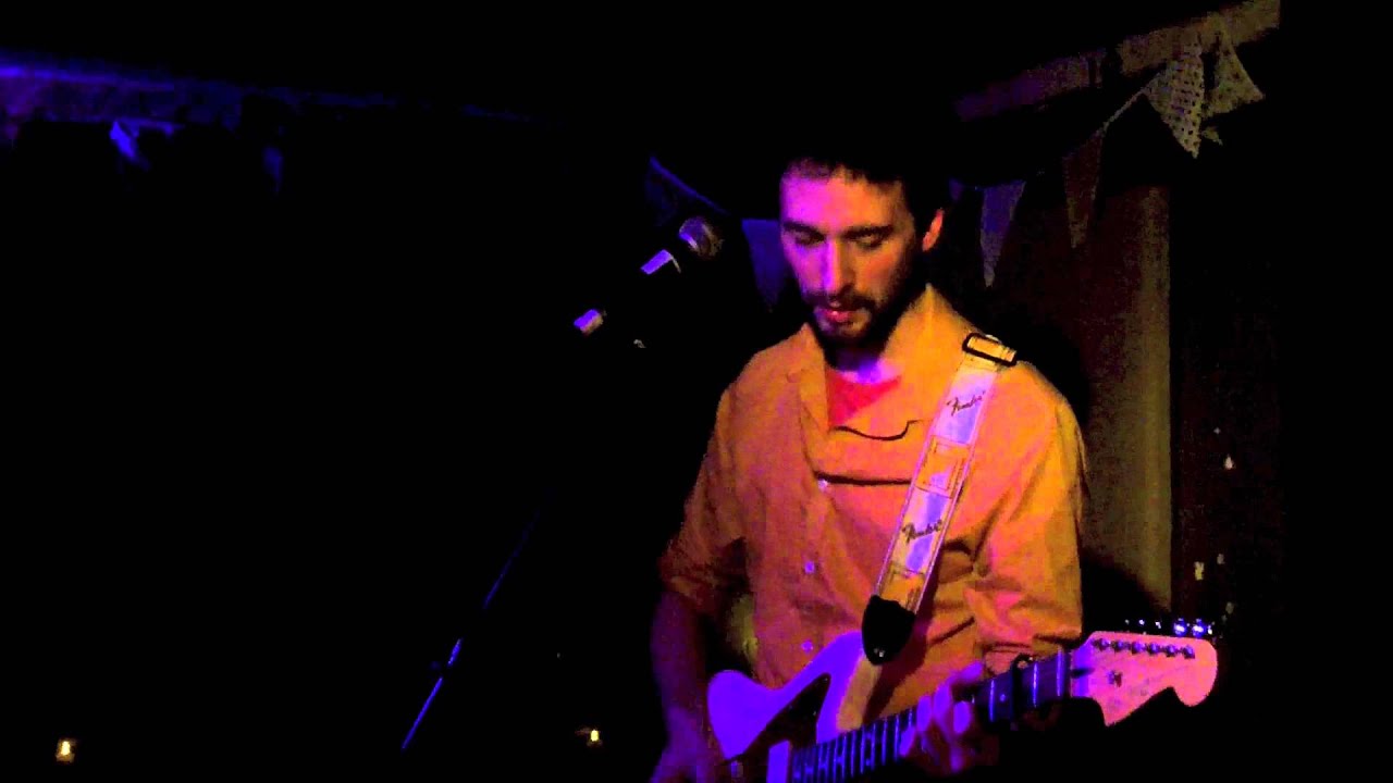 Laish perform "Vague" at The Harrison, London, 16 November 2014