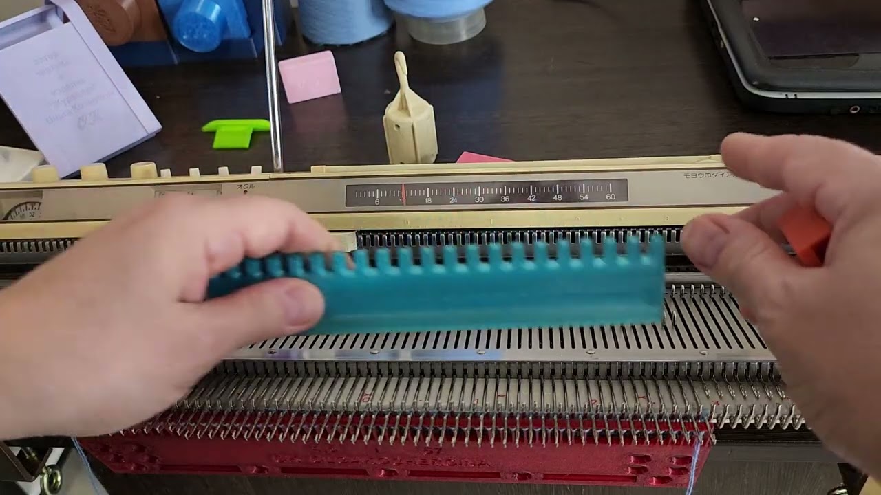 Набор с помощью петленаборной гребенки , если петли первого ряда получились недостаточного размера.