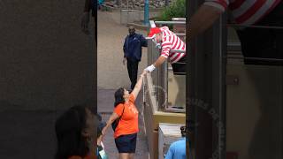Tom o mímico achou que iria conseguir um beijo dela 💋😍❤️😂🤣 #tomthemime #seaworldmime