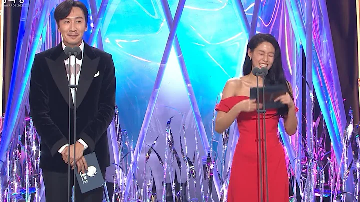 Lee Kwang Soo making people laugh while presenting an award 😂 - DayDayNews