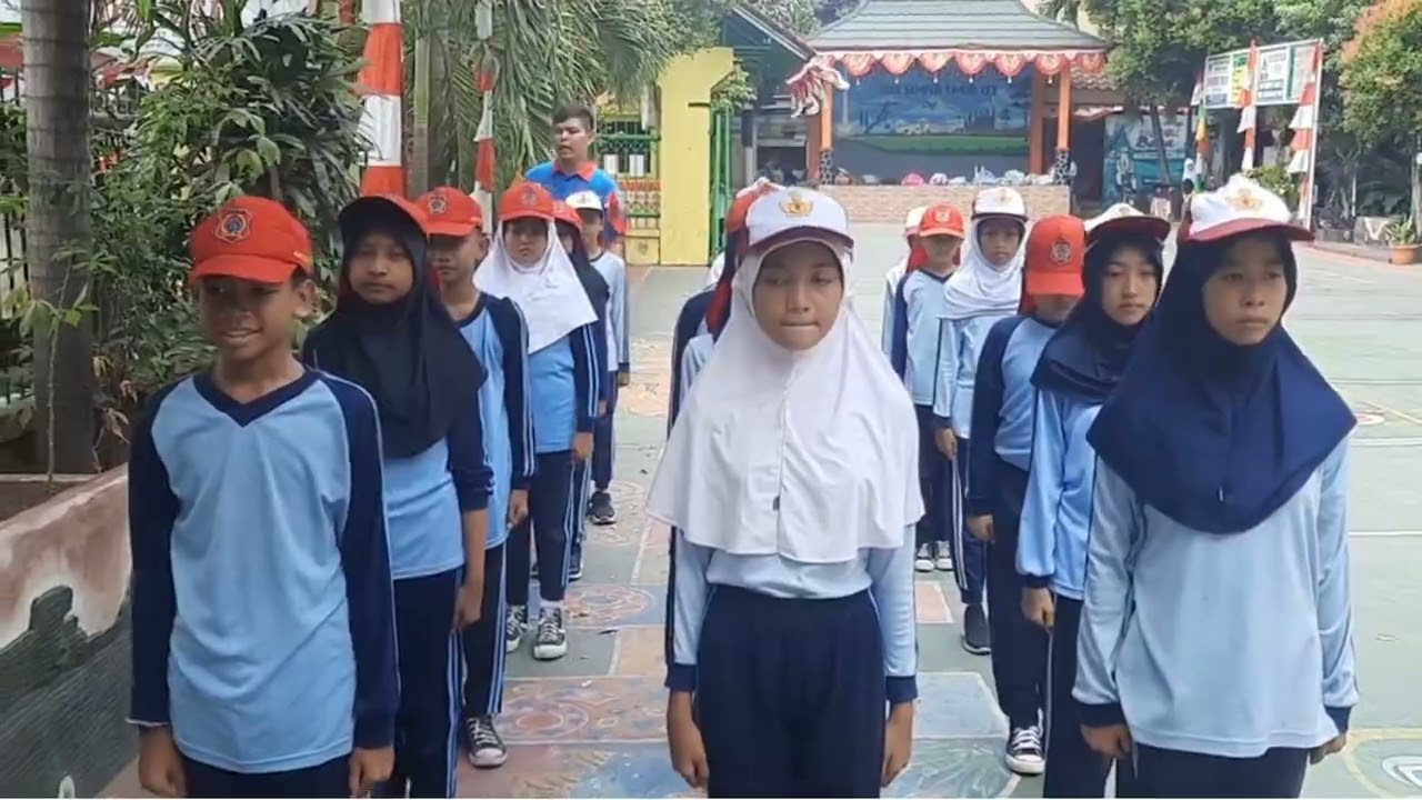 Latihan Paskibra Tim Kelas 5