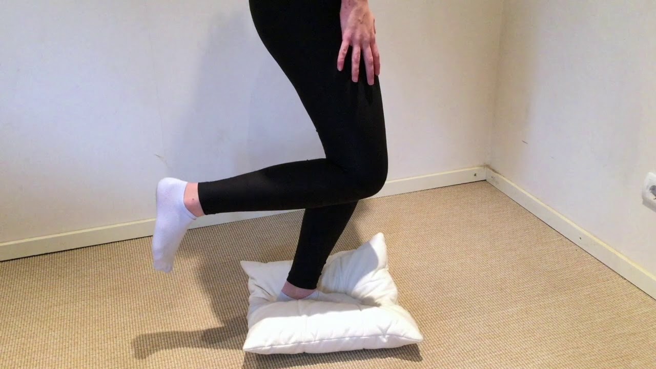 Op een been staan (met dubbeltaak) |FysioHome - YouTube