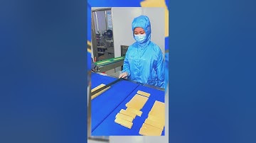 স্বয়ংক্রিয় উৎপাদন লাইনে অনায়াসে কাজ করা চীনা কারখানার শ্রমিকরা
