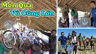 Niềm Hạnh Phúc Khó Tả ! Lần Đầu Tiên Trong Đời Em Elisa Được Nhận Món Quà Lớn Đến Vậy !