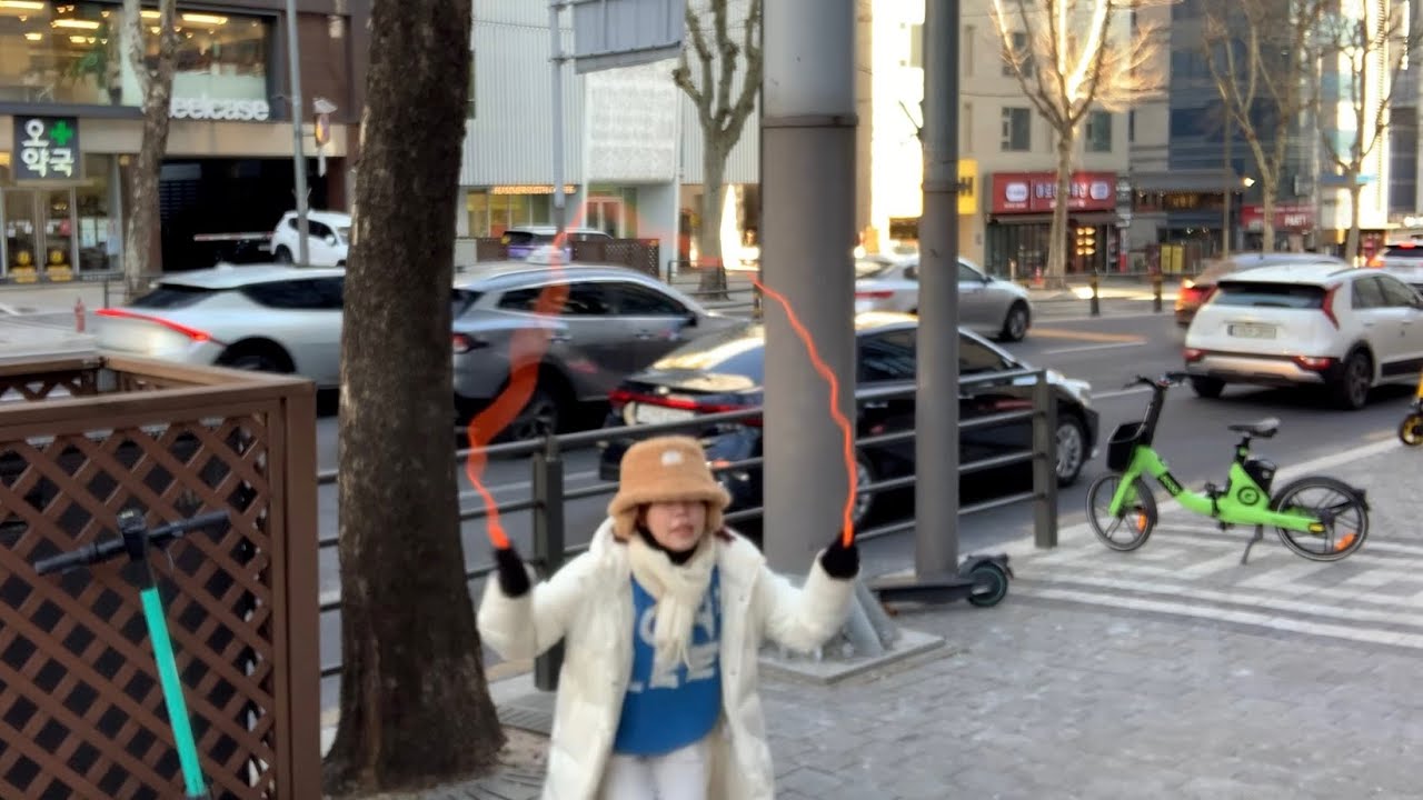 韓国で1人なわとびを跳ぶ女