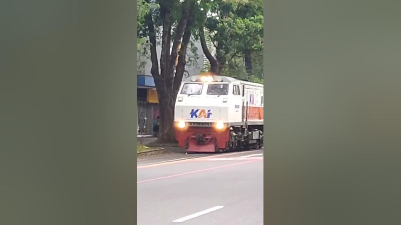 DJ TOTAT TOTET DANG DANG KERETA API DI JALAN RAYA#shorts