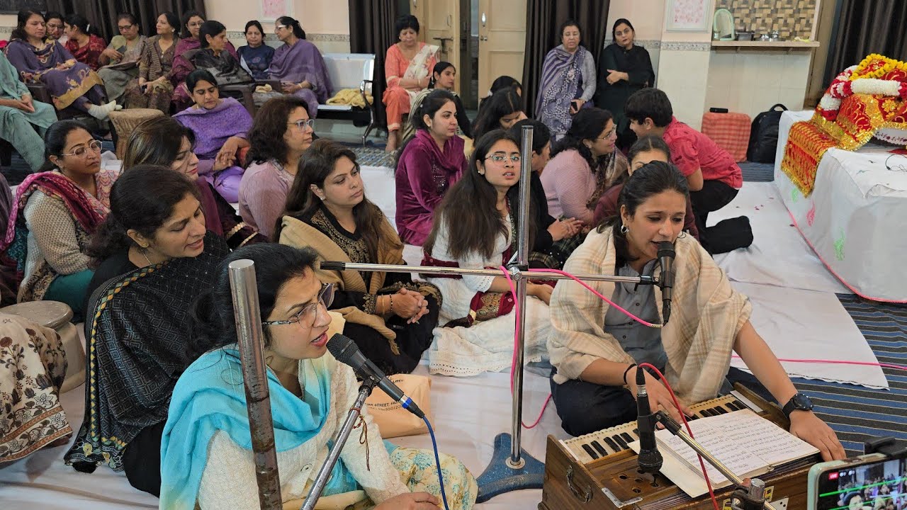 अति मीठे रसीले रंग भरे,जाको ए चरन मेहेर करत,सुख सोई जाने रूह अर्स की,जिन दिल दोऊ पांउं धरत|सानिया जी