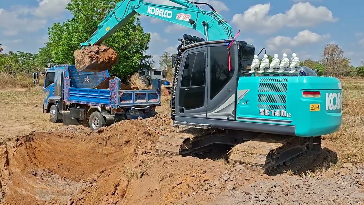 เปิดบ่อใหม่ขุดฝีมือแต่งสโลปไปในตัว kobelco sk140lc-11 excavator and truck