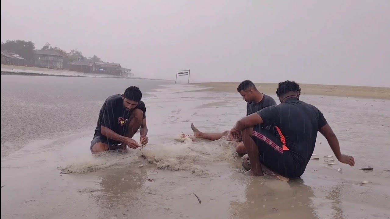 AVENTURA E MUITO FRIO DE BAIXO DA CHUVA. PESCARIA DE TARRAFA. ASSADO TAINHA.